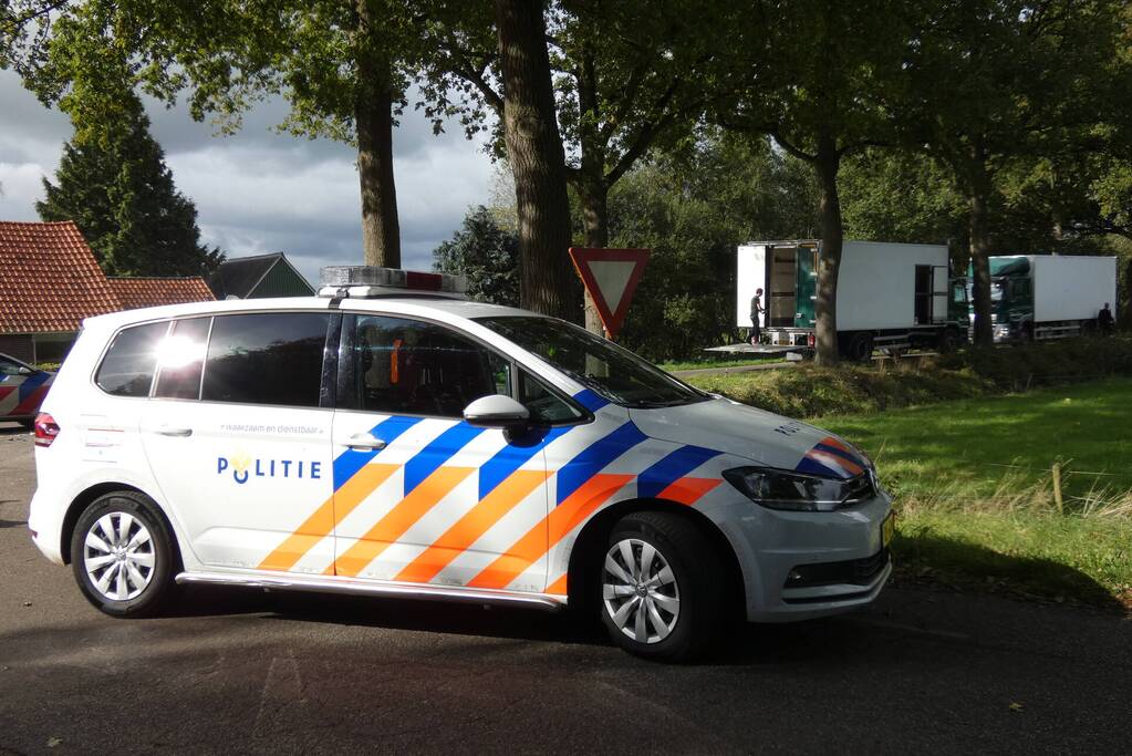 Auto loopt flinke schade op bij botsing met vrachtwagen