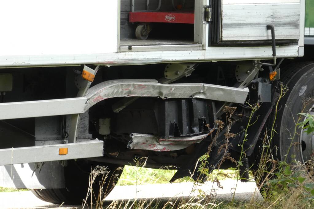 Auto loopt flinke schade op bij botsing met vrachtwagen