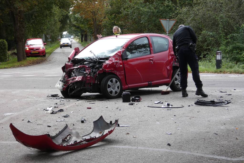 Auto loopt flinke schade op bij botsing met vrachtwagen