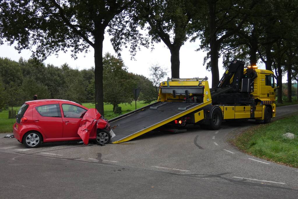 Auto loopt flinke schade op bij botsing met vrachtwagen