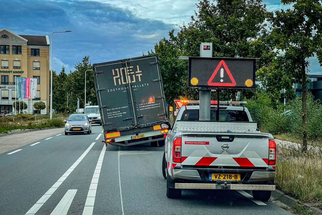 Vrachtwagen strandt door losgelopen wiel