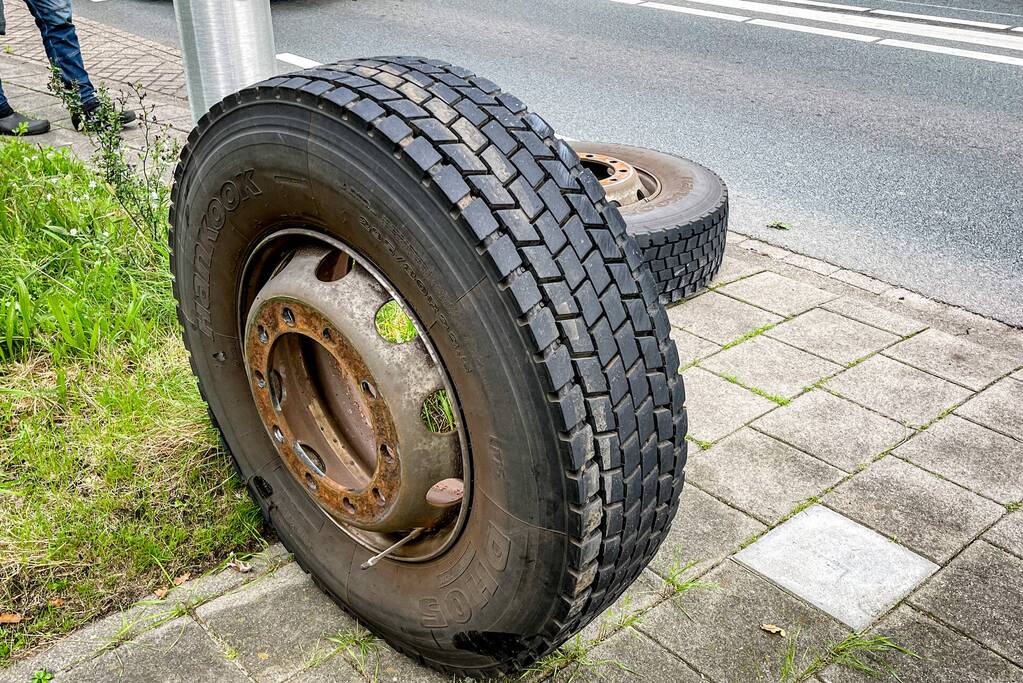 Vrachtwagen strandt door losgelopen wiel