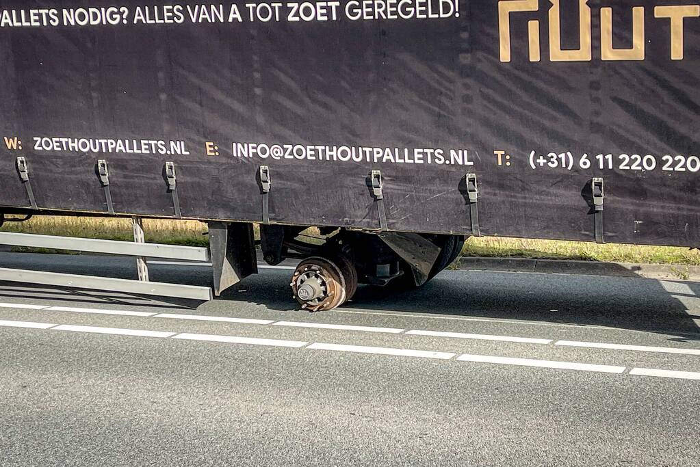 Vrachtwagen strandt door losgelopen wiel