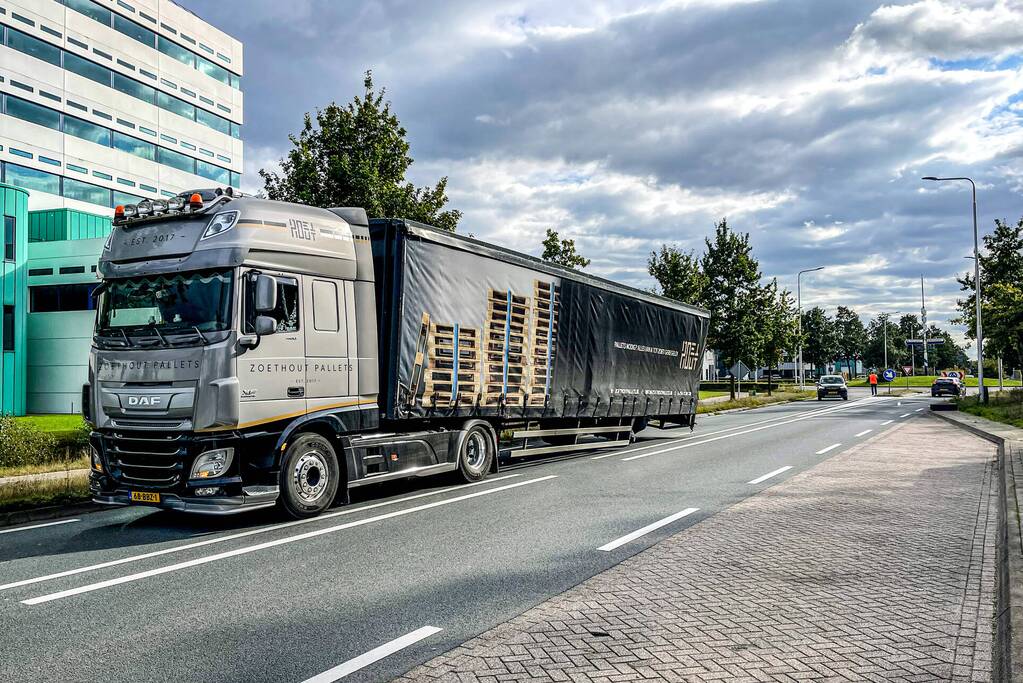 Vrachtwagen strandt door losgelopen wiel