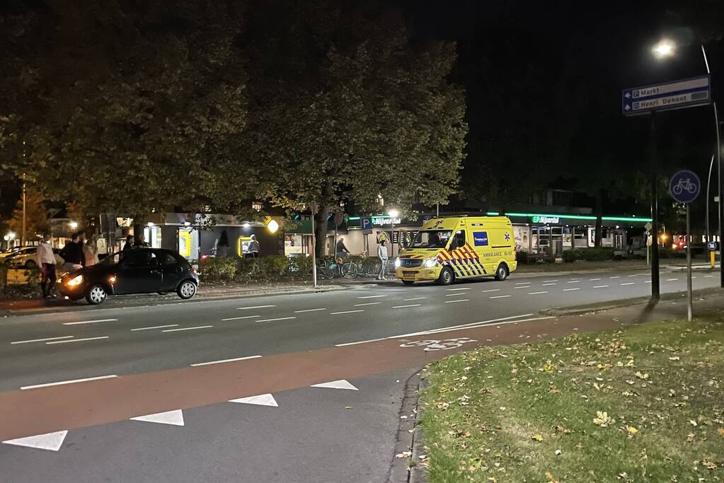Personenauto en fietser met elkaar in botsing