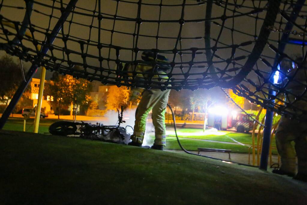 Brandweer blust brandende deelscooter van Go-Sharing