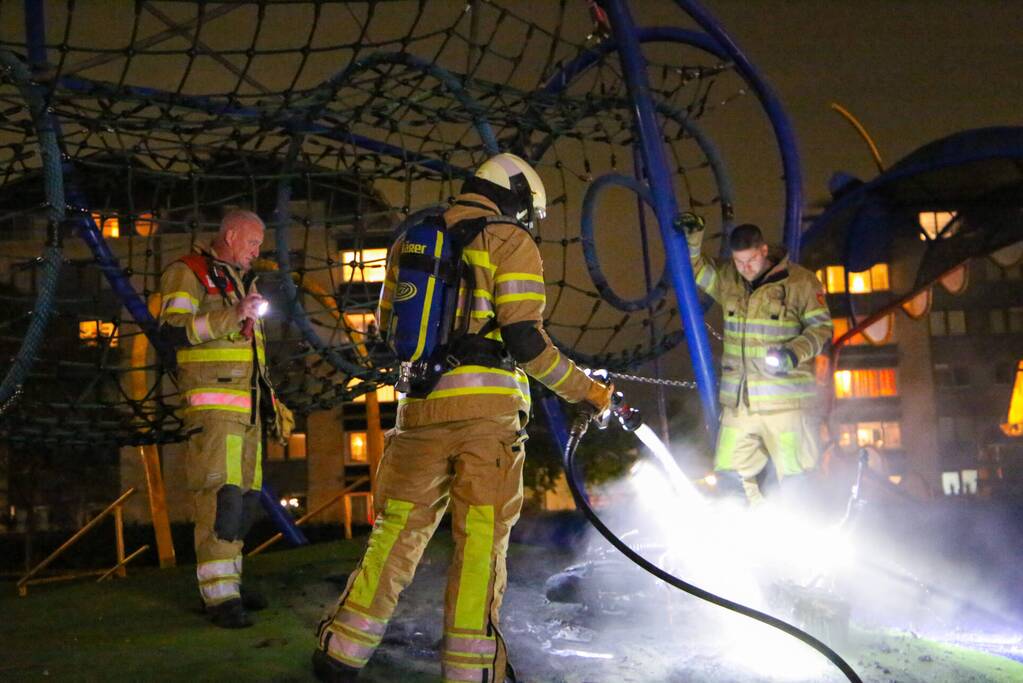 Brandweer blust brandende deelscooter van Go-Sharing