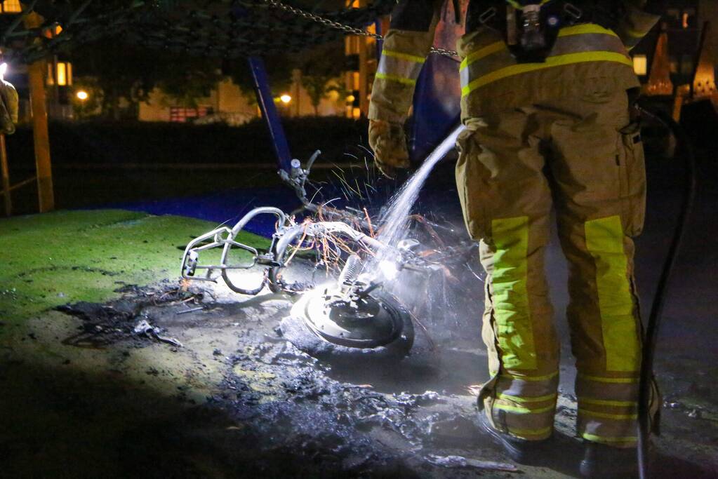 Brandweer blust brandende deelscooter van Go-Sharing