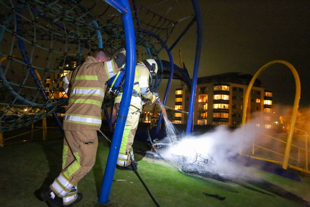 Brandweer blust brandende deelscooter van Go-Sharing