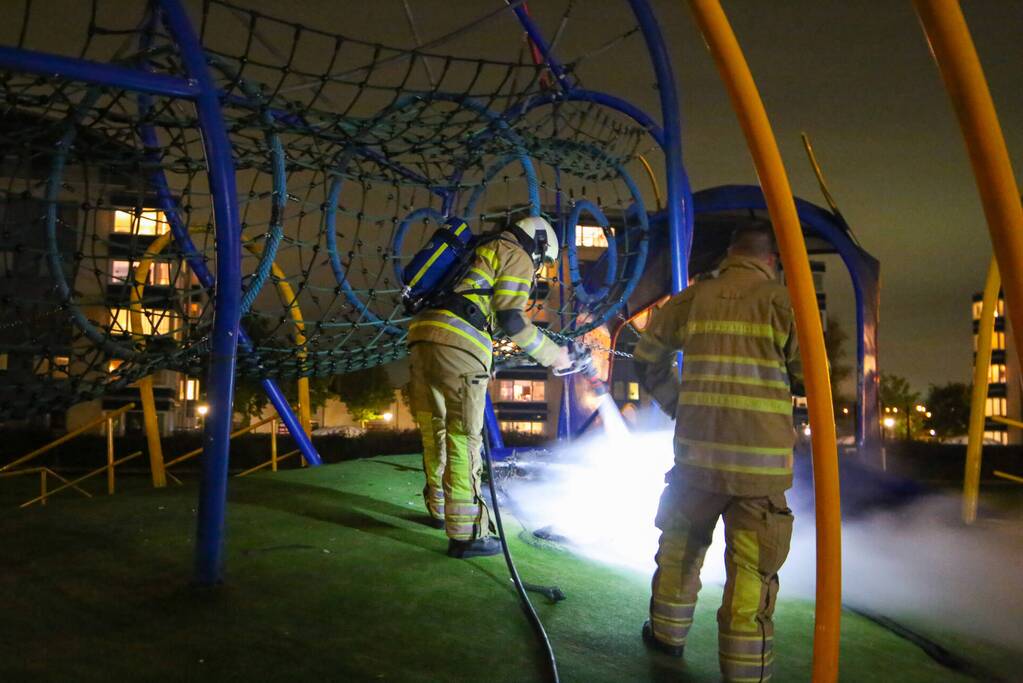 Brandweer blust brandende deelscooter van Go-Sharing