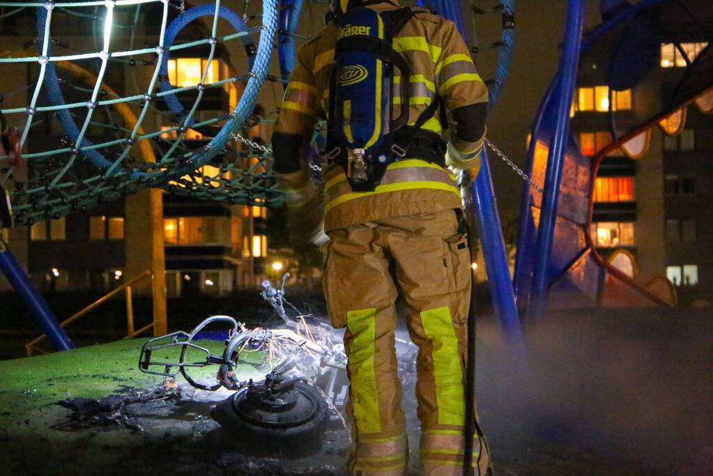 Brandweer blust brandende deelscooter van Go-Sharing