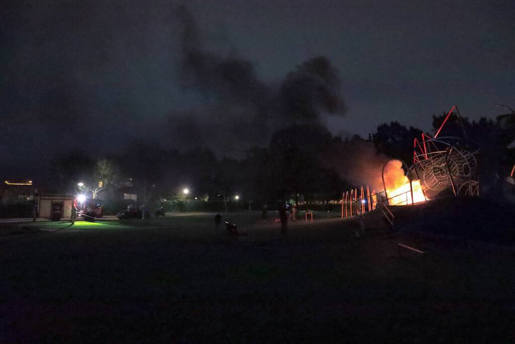 Brandweer blust brandende deelscooter van Go-Sharing