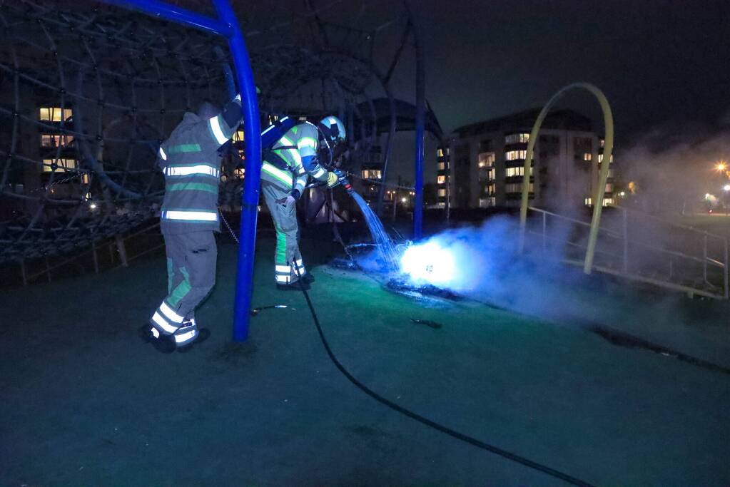 Brandweer blust brandende deelscooter van Go-Sharing