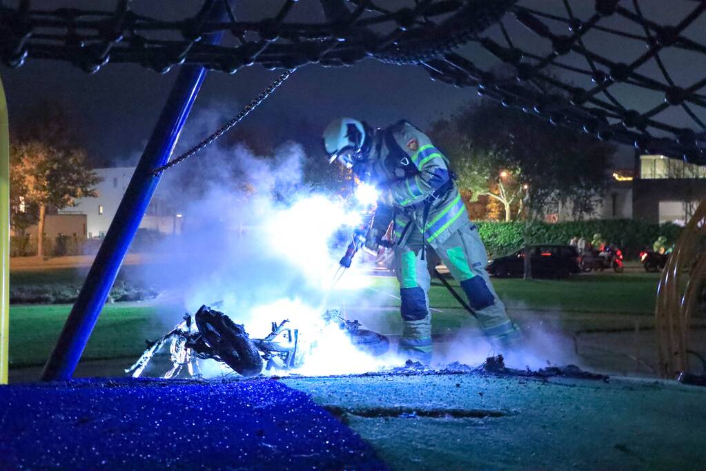 Brandweer blust brandende deelscooter van Go-Sharing