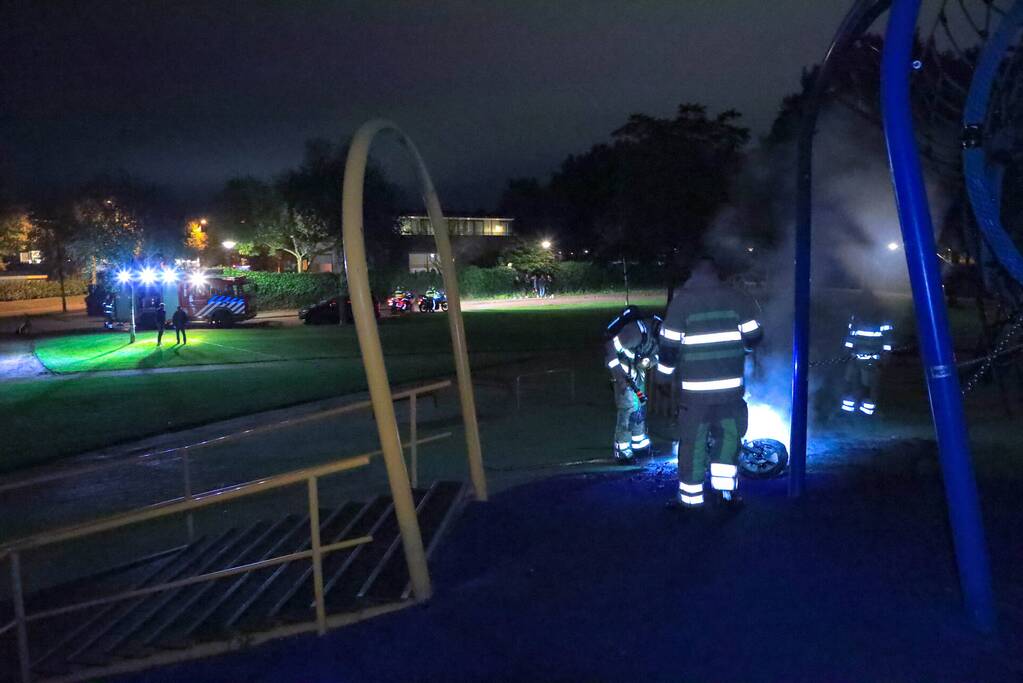 Brandweer blust brandende deelscooter van Go-Sharing