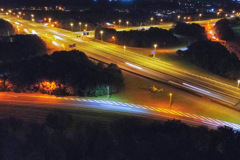 Traumahelikopter landt voor rendez-vous op A28
