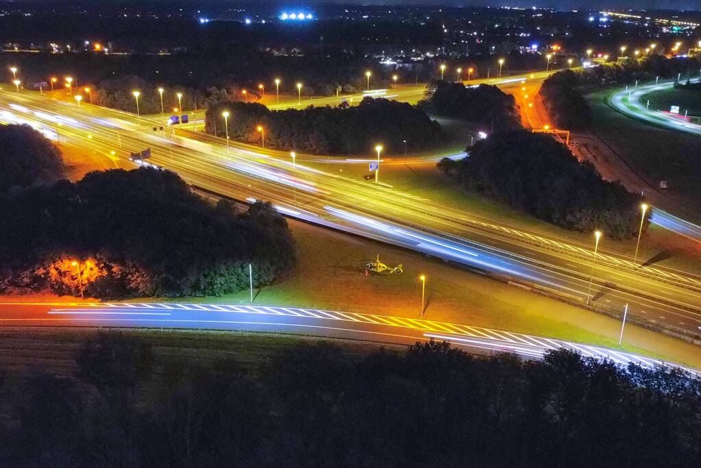 Traumahelikopter landt voor rendez-vous op A28