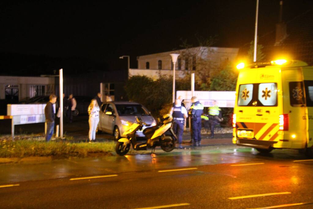 Personenauto in botsing met bromfietser