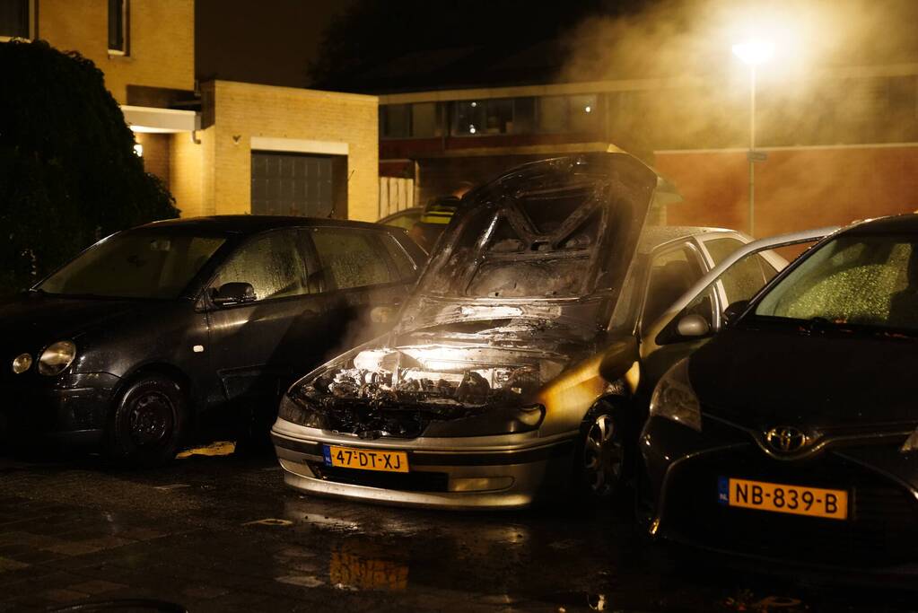 Brand in motorcompartiment van auto