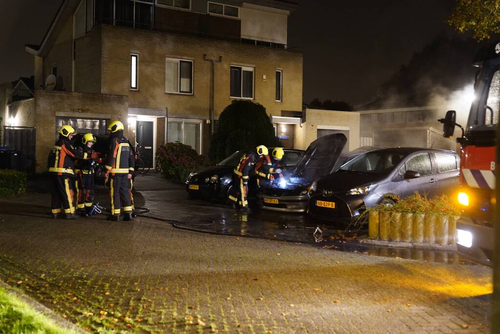 Brand in motorcompartiment van auto