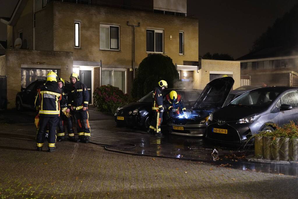 Brand in motorcompartiment van auto