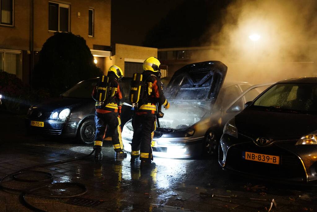Brand in motorcompartiment van auto
