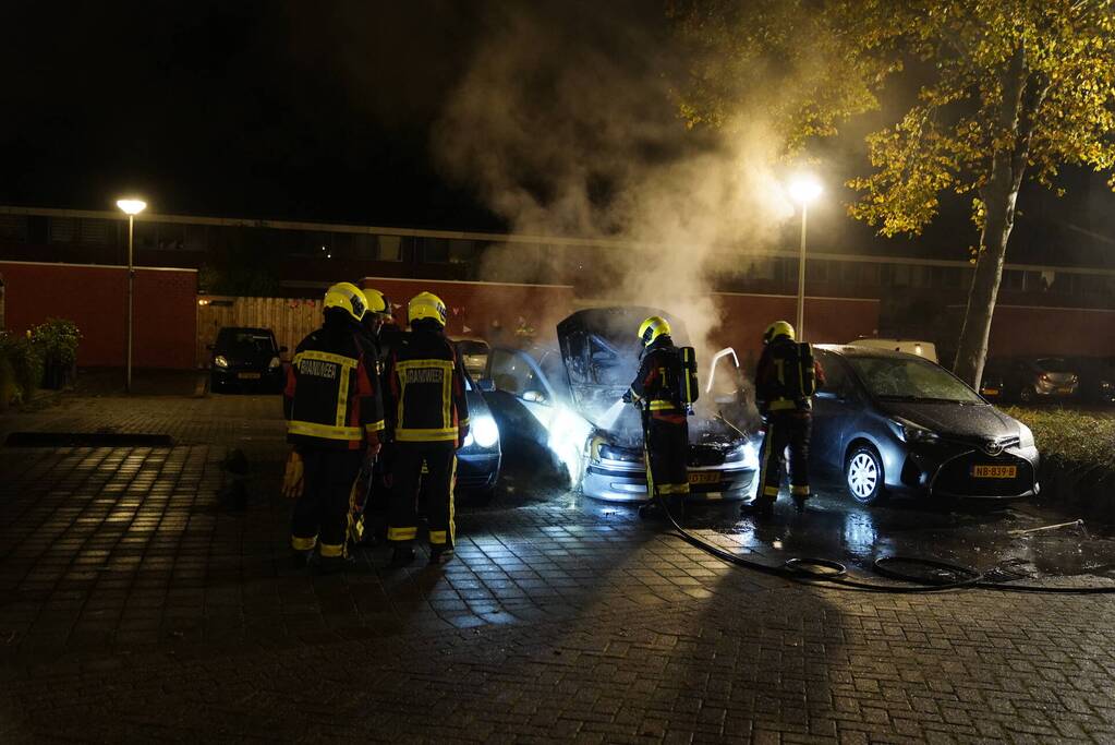 Brand in motorcompartiment van auto
