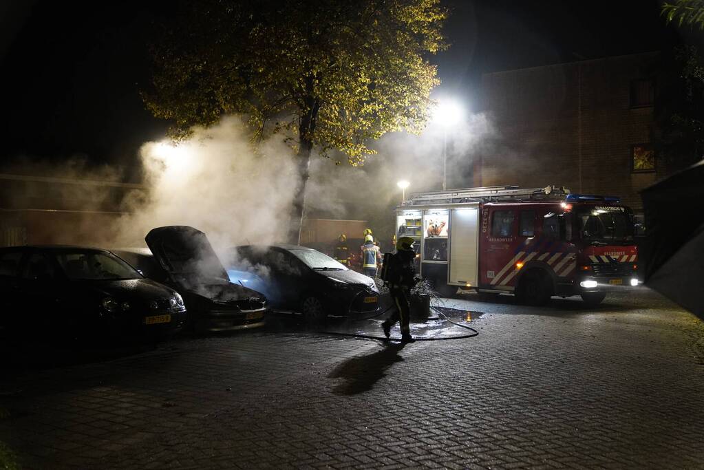 Brand in motorcompartiment van auto