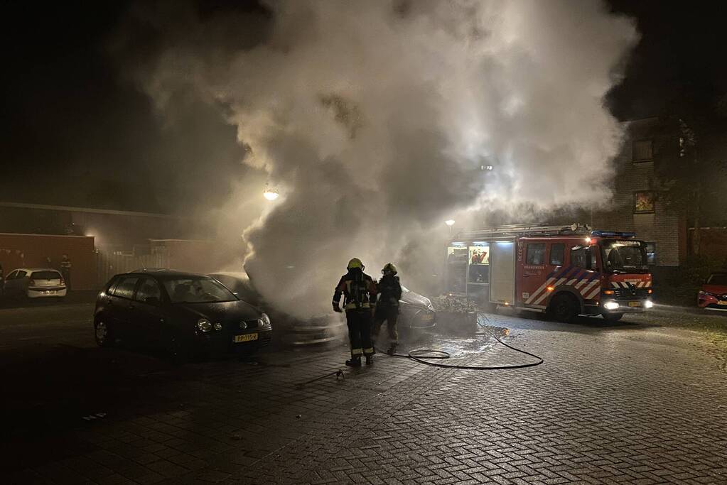 Brand in motorcompartiment van auto