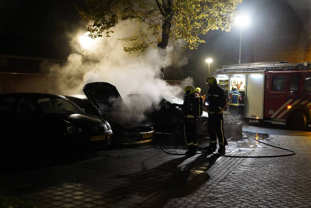 Brand in motorcompartiment van auto