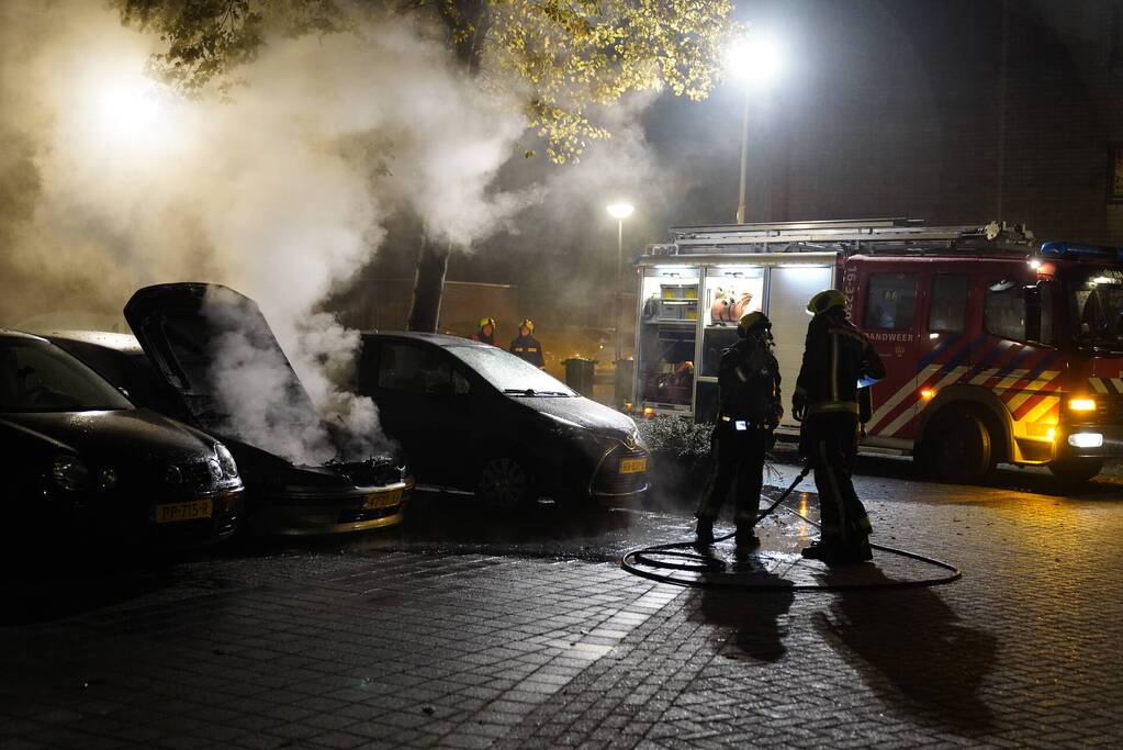 Brand in motorcompartiment van auto