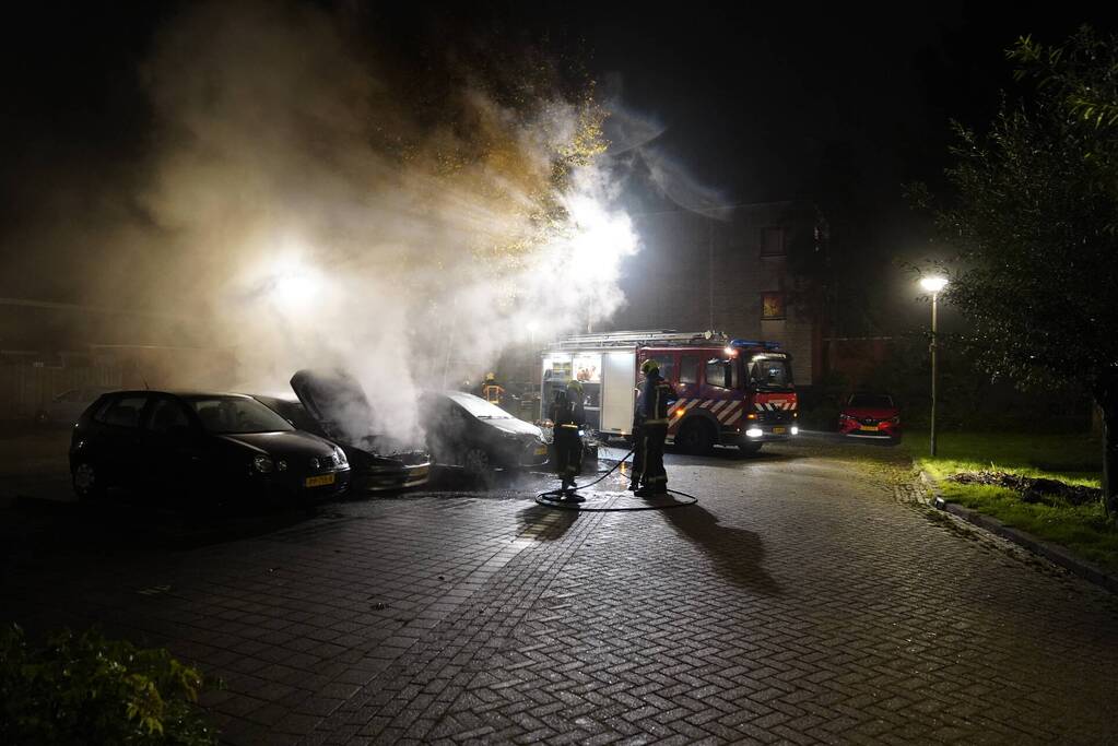 Brand in motorcompartiment van auto