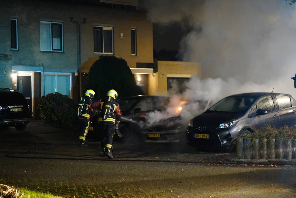Brand in motorcompartiment van auto