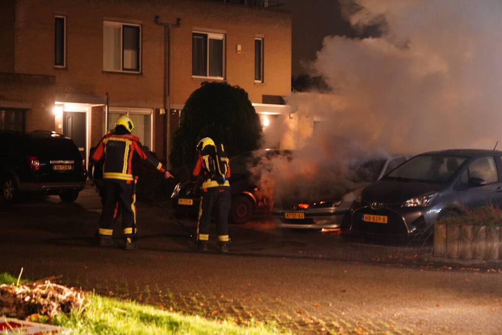 Brand in motorcompartiment van auto