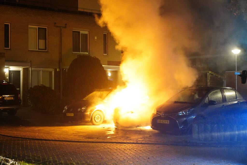 Brand in motorcompartiment van auto