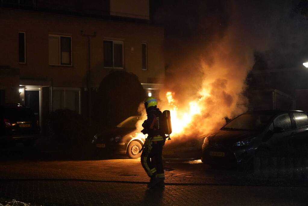 Brand in motorcompartiment van auto
