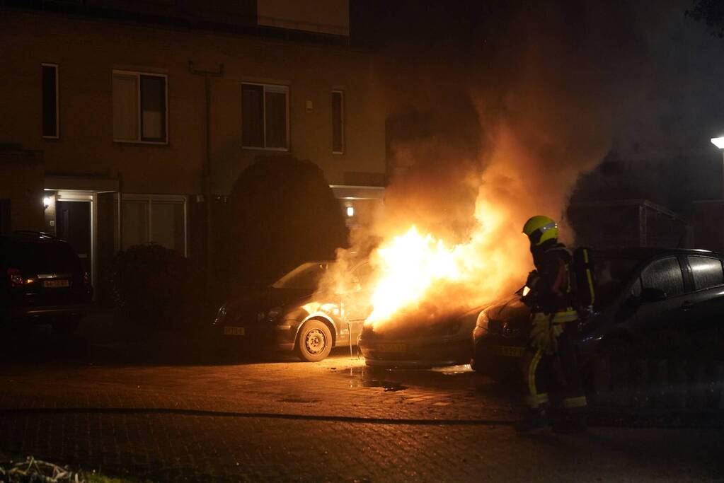 Brand in motorcompartiment van auto