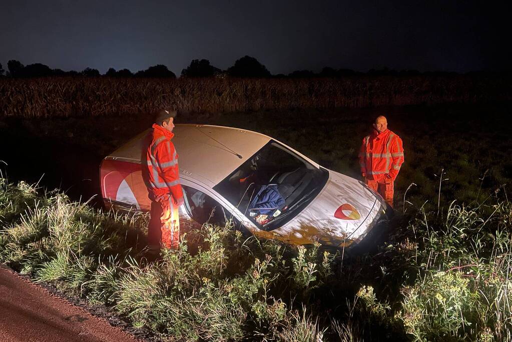 Bestelbus raakt van de weg belandt in sloot