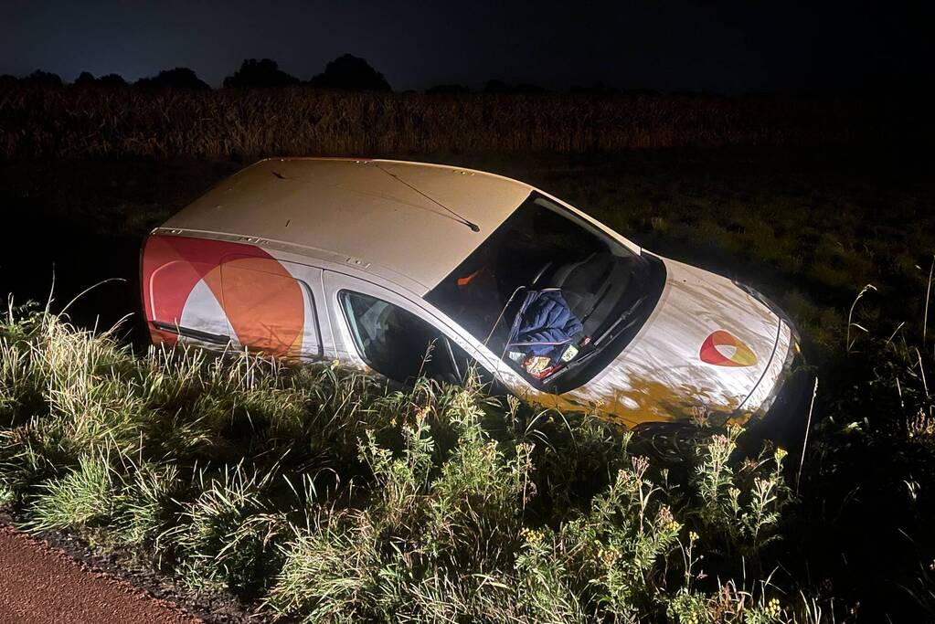 Bestelbus raakt van de weg belandt in sloot