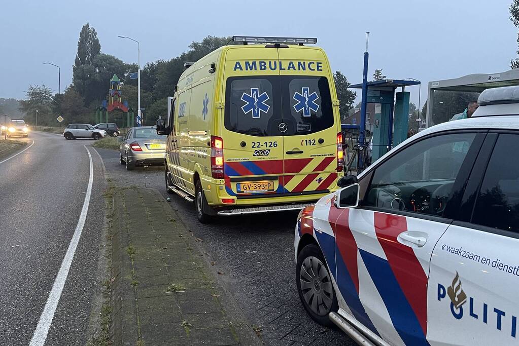 Jongedame op fiets geschept door auto
