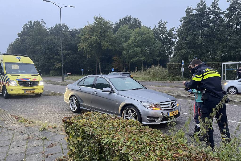 Jongedame op fiets geschept door auto