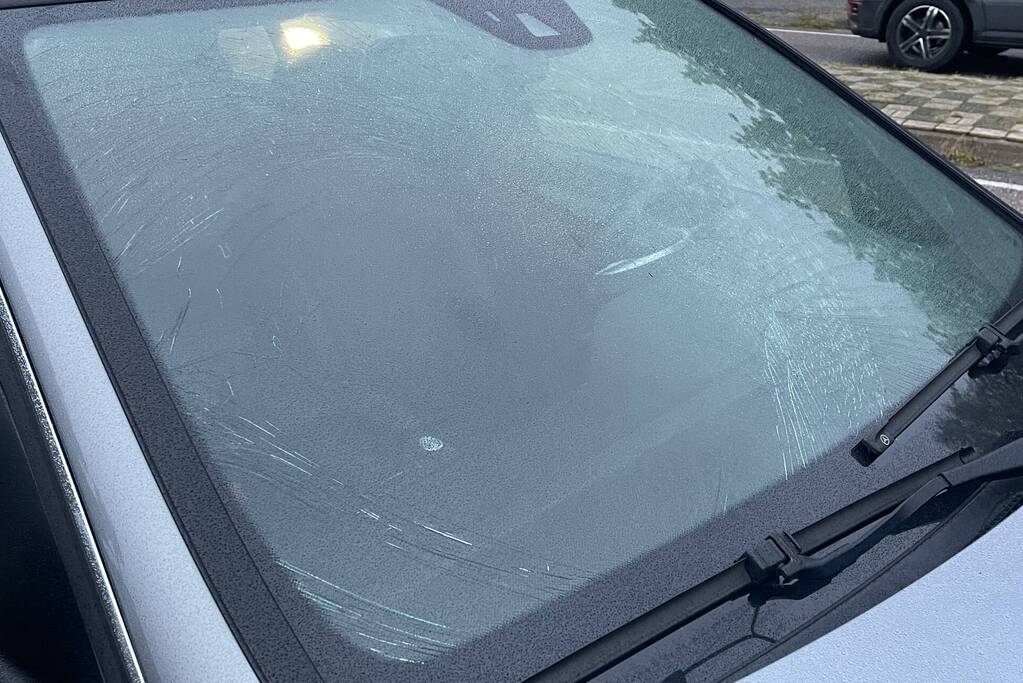 Jongedame op fiets geschept door auto