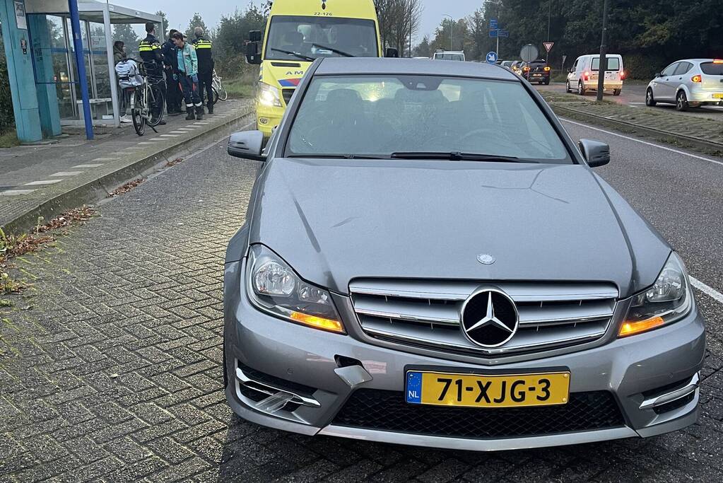 Jongedame op fiets geschept door auto
