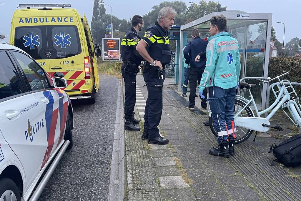 Jongedame op fiets geschept door auto
