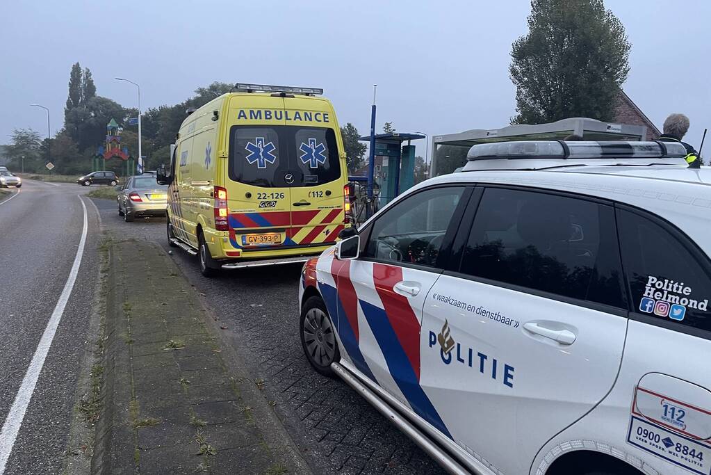 Jongedame op fiets geschept door auto