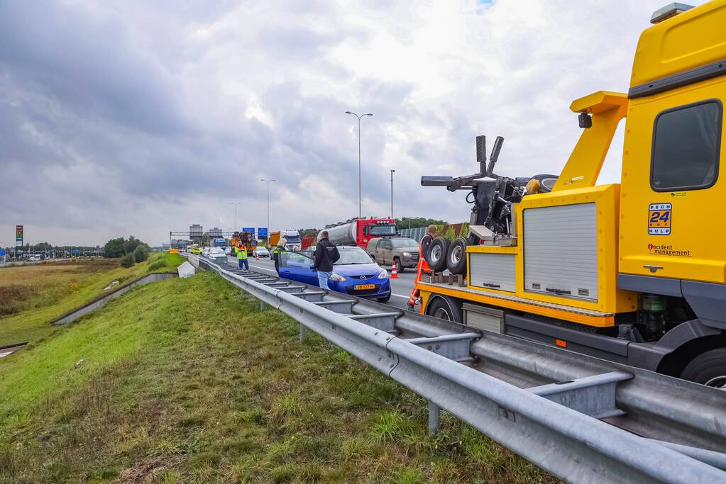 Vrachtwagenchauffeur botst met vrachtwagen achterop personenauto