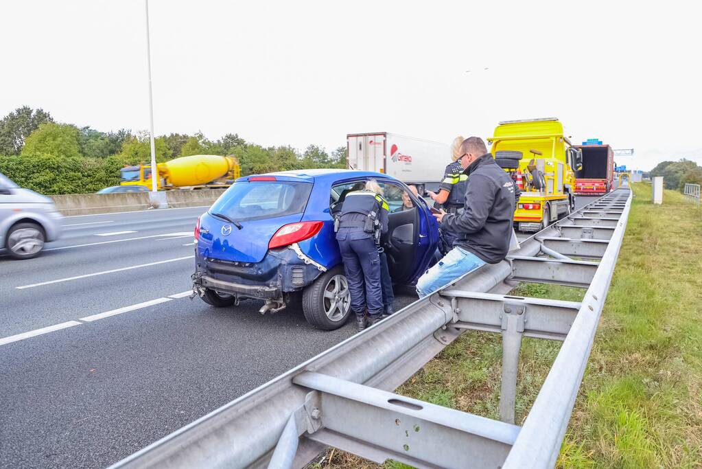 Vrachtwagenchauffeur botst met vrachtwagen achterop personenauto