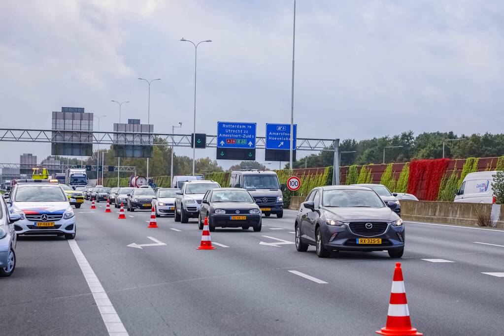 Vrachtwagenchauffeur botst met vrachtwagen achterop personenauto