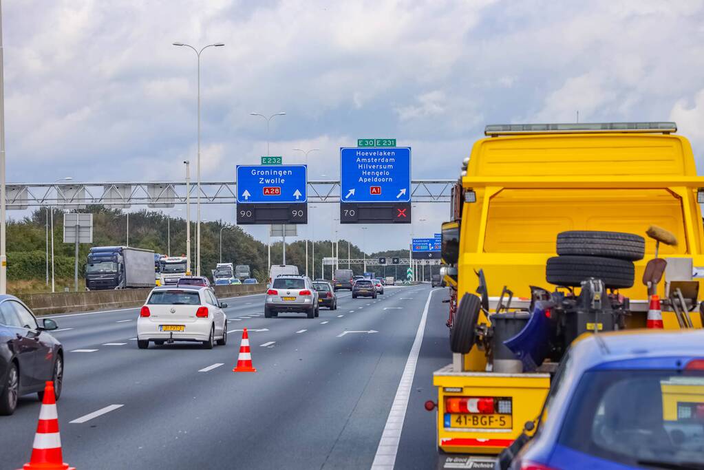Vrachtwagenchauffeur botst met vrachtwagen achterop personenauto