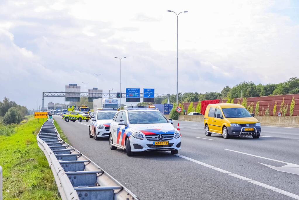 Vrachtwagenchauffeur botst met vrachtwagen achterop personenauto